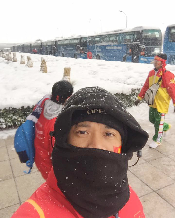 <p> GĐ Khối Toàn cầu hóa Lê Anh Tuấn đã có mặt tại Thường Châu trước giờ bóng lăn. Bên ngoài trời mưa tuyết và một màu trắng xóa đang bao phủ sân vận động.</p>