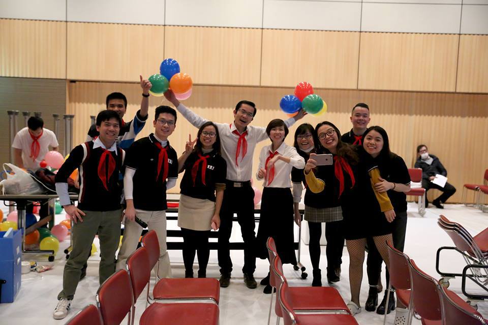 <p> Với concept “buổi học cuối cùng”, những CBNV FPT Japan tham gia chương trình Sum-up đều đeo khăn quàng đỏ. Chiếc khăn quàng đỏ gợi về một cảm xúc thân thương tuổi học trò, nhất là với những người Việt xa xứ.</p>