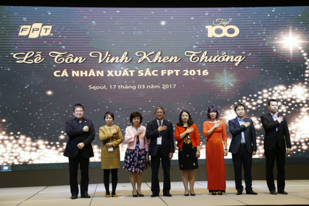 TGĐ FPT Bùi Quang Ngọc và đại diện Ban lãnh đạo các đơn vị thành viên thực hiện nghi thức tri ân những đóng góp của Top 100 cá nhân xuất sắc năm 2016 tại Seoul, Hàn Quốc.