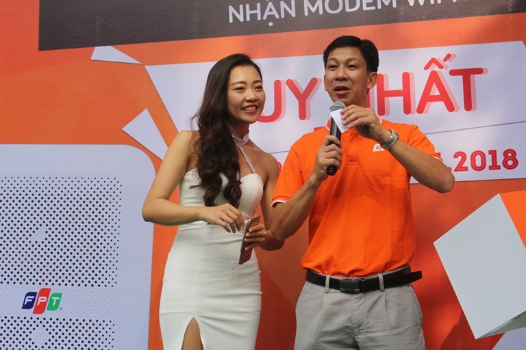 <p> Anh Nguyễn Ngọc Cang, Trưởng phòng Kinh doanh số 2 thuộc Trung tâm Kinh doanh Sài Gòn 3, đại diện hỗ trợ tìm ra những khách hàng may mắn nhất.</p>