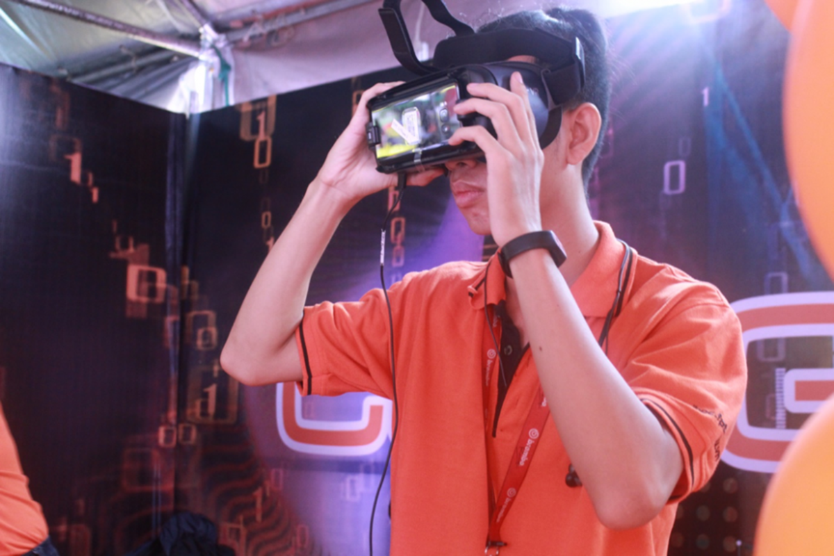 <p> Kính thực tế ảo VR đã mang lại những cảm giác thú vị cho nhiều bạn học sinh khi được phiêu lưu dưới đáy biển hay lạc vào xứ sở của NASA.</p>