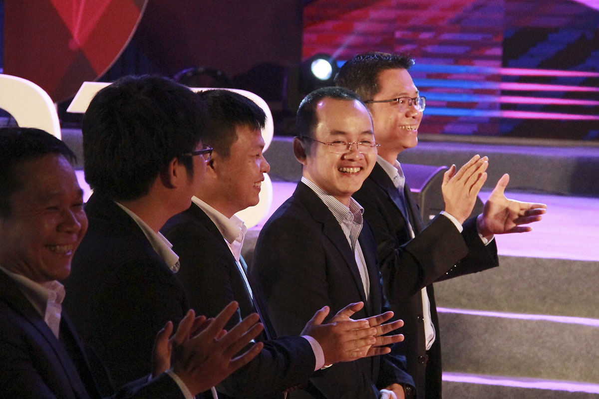 <p> Toàn bộ lãnh đạo FPT Software Đà Nẵng tiến lên phía trước sân khấu, và đứng thành hai hàng để chào đón các cá nhân xuất sắc. </p>