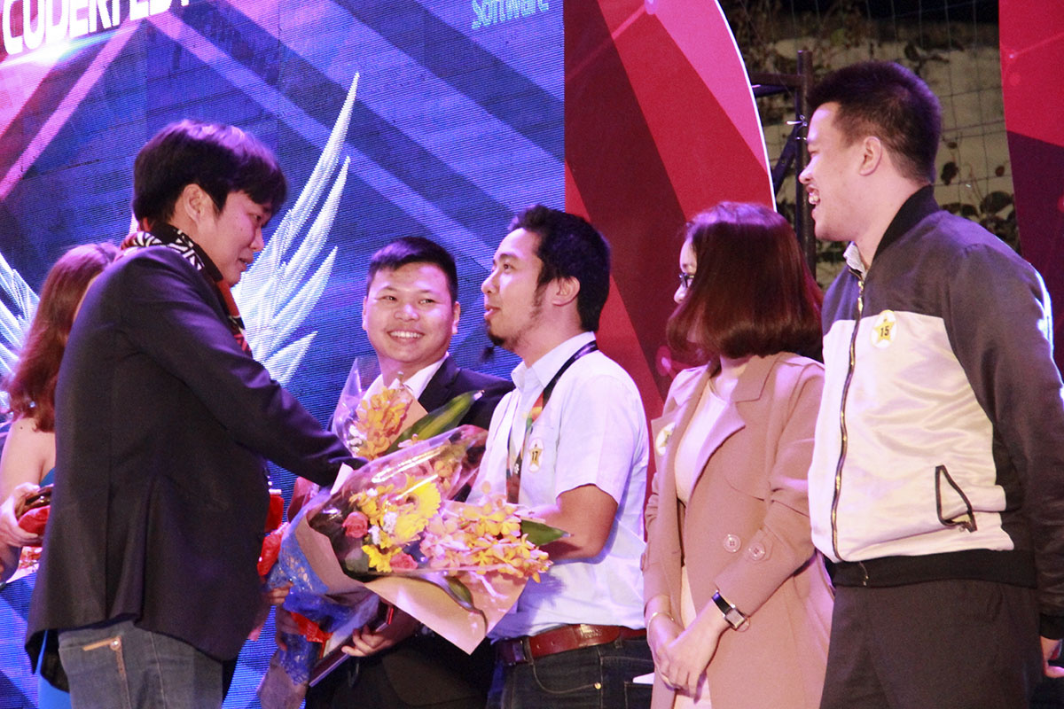 <p> Phó GĐ FPT Software Đà Nẵng Lê Vĩnh Thành trao hoa và phần thưởng cho cá nhân Nguyễn Hữu Phong, Trưởng phòng Văn hóa - Đoàn thể FPT Software Đà Nẵng. </p>