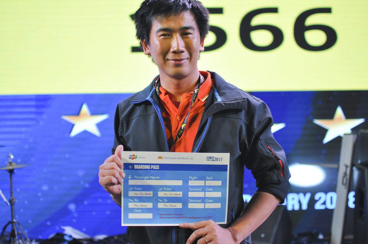 <p class="Normal"> Với mã số 1566, chàng trai đã được nhận giải Nhì với một voucher vé máy bay Vietnam Airlines, chuyến khứ hồi đến Phú Quốc dành cho 2 người</p>