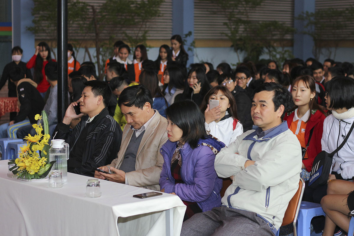 <p style="text-align:justify;"> Lễ hội Xuân được tổ chức tại sân trường Nguyễn Thị Thập, quận Liên Chiểu. Chương trình thu hút hơn 100 sinh viên, cán bộ, giảng viên tham gia. </p>