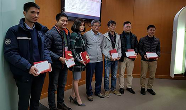 Anh TrungNB (thứ 2 từ trái qua) nhận giải ‘Ticket của năm’