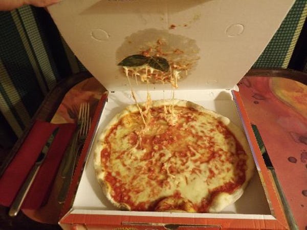<p> Những gì tinh tuý nhất của chiếc pizza đã dính hết vào nắp hộp rồi. </p>