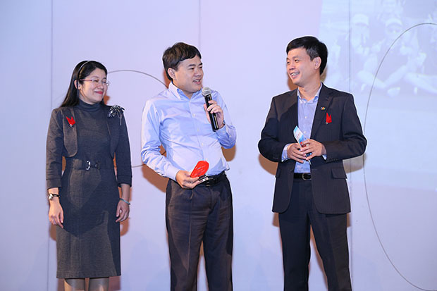 <p> Anh Trần Trung Thành (ở giữa) lên nhận giải Đơn vị có mức tăng trưởng cao nhất FPT IS năm 2017. </p>