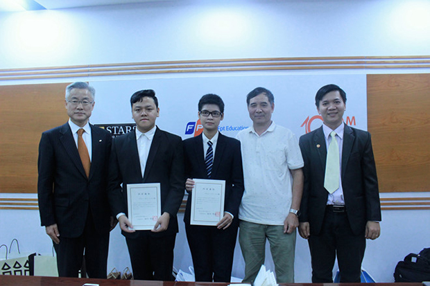 Ông Ishii Koichi (ngoài cùng bên trái, BOD General Affairs General Manager Jeis) trao thư mời nhận việc đến Việt Tú (giữa) trong chuyến ghé thăm ĐH FPT
