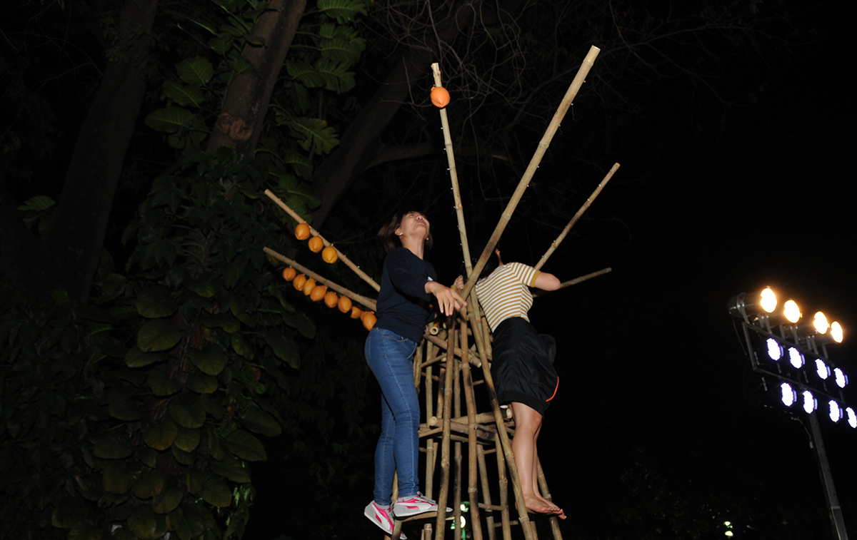 <p> Trò tiếp theo là ném dừa. Hai nữ vận động viên của hai đội sẽ trèo lên cây dừa do Ban tổ chức chuẩn bị để hái nhanh những trái được treo và canh ném xuống dưới.</p> <p>  </p>