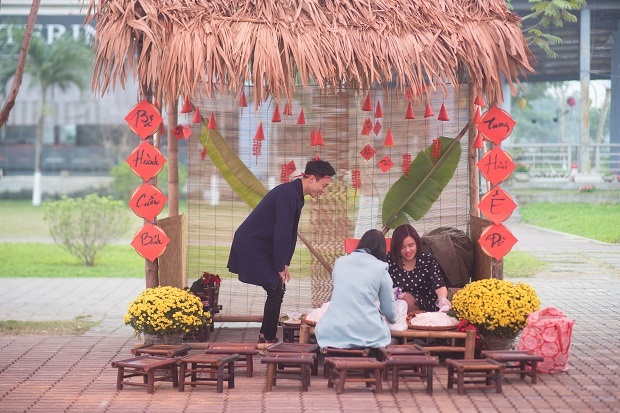 <p> “Hội làng Mậu Tuất 2018” của nhà Giáo dục FPT đậm chất làng quê Việt Nam với các gian hàng lợp lá bày bán những sản phẩm truyền thống, dân gian. Mỗi gian hàng do một khối phụ trách.</p>