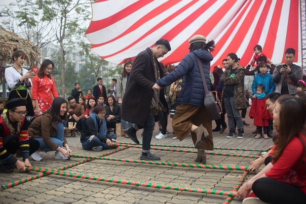 <p> Tại Hội làng, các CBNV FPT Education còn được tham gia trò chơi múa sạp, một nét văn hoá của dân tộc vùng cao. Ai cũng cảm thấy rất hào hứng và thích thú với trò chơi đòi hỏi sự kết hợp khéo léo này.</p>