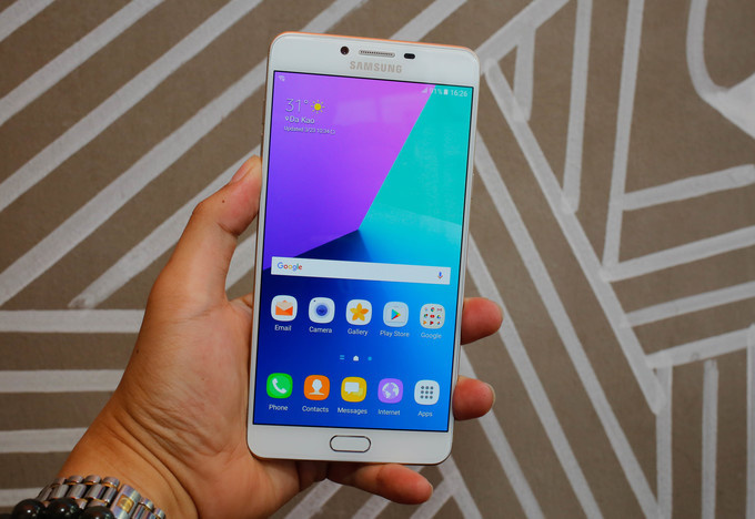 <p class="Normal"> <strong>Samsung C9 Pro (giảm 500.000 đồng)</strong></p> <p class="Normal" style="text-align:justify;"> Mẫu phablet của Samsung còn 9,9 triệu đồng. Đây là một trong những smartphone có màn hình lớn nhất của Samsung tại Việt Nam khi sử dụng màn hình SuperAMOLED kích thước 6 inch độ phân giải Full HD. Tương tự đàn anh Galaxy A 2017, C9 Pro được trang bị camera trước và sau cùng độ phân giải 16 megapixel, ống kính độ mở f/1.9. Tuy nhiên, camera sau không hỗ trợ chống rung quang học mà chỉ hỗ trợ lấy nét theo pha. Điểm đáng chú ý của sản phẩm là RAM lên đến 6GB trong khi hầu hết các mẫu Android cao và trung cấp ở Việt Nam hiện đều dừng ở mức RAM 4GB. Do được ra mắt thị trường thế giới từ năm ngoái, C9 Pro vẫn chạy Android 6.0 thay vì Android 7.</p>