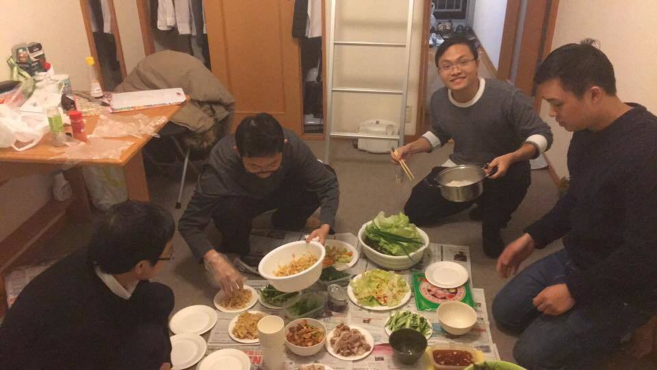 <div style="text-align:justify;"> Tại Nhật Bản, tối 15/2 (tức ngày 30 Tết) anh Hồ Hữu Lộc (FJP.HIG-D) cùng các đồng nghiệp tổ chức buổi gặp mặt, cùng nhau nấu những món ăn Việt Nam để đón giao thừa.</div>