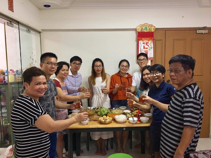 <p class="Normal" style="text-align:justify;"> Tại Singapore, các CBNV FPT đã cùng nhau ăn cơm tất niên, đón chờ đón giao thừa tại nhà chị Lại <span>Hồng Điệp. Bữa cơm có rất nhiều món ăn Việt Nam được nấu từ các nguyên liệu gửi từ Việt Nam sang. Không khí tại nhà chị Điệp cũng ấm cúng và an vui như ngày Tết ở quê nhà.</span></p>