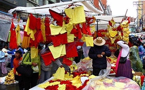<p class="Normal"> <strong>Mặc đồ lót màu vàng, đỏ để đón năm mới ở Colombia, Bolivia và Mexico</strong></p> <p class="Normal"> Ở Colombia, Bolivia và Mexico có tục lệ người dân mặc đồ lót sặc sỡ trong năm mới để đem lại may mắn. Hai màu sắc thường được sử dụng là đỏ và vàng. Màu đỏ tượng trưng cho tình yêu còn màu vàng là tiền bạc. Những chiếc quần mới này sẽ được bày bán vào ngày trước khi người dân đón năm mới.</p>