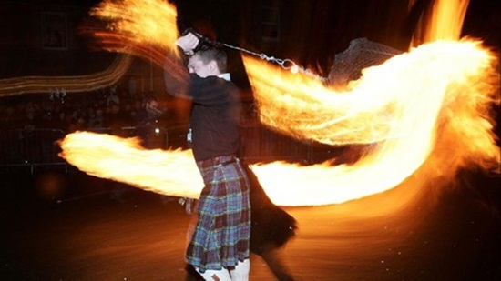 <p class="Normal"> <strong>Lễ hội quả cầu lửa ở Scotland</strong></p> <p class="Normal"> Người Stonehaven, Scotland hàng năm đều có một lễ hội diễu hành lớn. Trong đó, tất cả mọi người đều mặc váy ngắn và cầm một quả cầu lửa khổng lồ. Lễ hội này là một phần quan trọng trong đêm giao thừa đón năm mới của người Scotland, có lịch sử từ thời Vicking. Người dân Scotland quan niệm rằng nó giúp xua đuổi ma quỷ và cầu nguyện một năm mới an lành.</p>