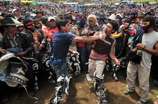 <p class="Normal"> <strong>“Đấu võ” xả xui tại lễ hội Takanakuy ở Peru</strong></p> <p class="Normal"> Người dân ở Chumbivilcas, gần thành phố Cuzco, Peru, lại có một sự khởi đầu năm mới khác biệt, đó là lễ hội Takanakuy, có nghĩa là “Khi máu sôi lên”. Mọi người tham gia một trận đấu võ (mà không có các thiết bị bảo vệ) để giải quyết mọi vấn đề còn khúc mắc trong năm cũ. Cảnh sát sẽ đóng vai trò là trọng tài.</p> <p class="Normal"> Tuy nhiên, bạn cũng không cần lo lắng vì các cuộc thi có mục đích vui là chính chứ không nhằm gây trọng thương cho đối thủ. Họ tin bằng cách tham gia một trận chiến sạch sẽ mọi sự ắt hanh thông và không mang mâu thuẫn sang năm sau.</p>