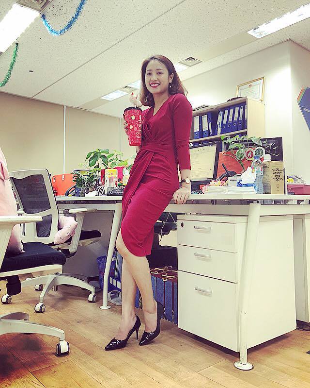 <p class="Normal"> Người đẹp 9x Nguyễn Mỹ Linh, FPT IS, diện váy đỏ trong ngày đầu tiên đi làm.</p>