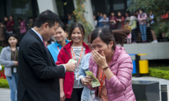 Chủ tịch FPT vừa chúc tết, vừa truyền cảm hứng cho nhân viên