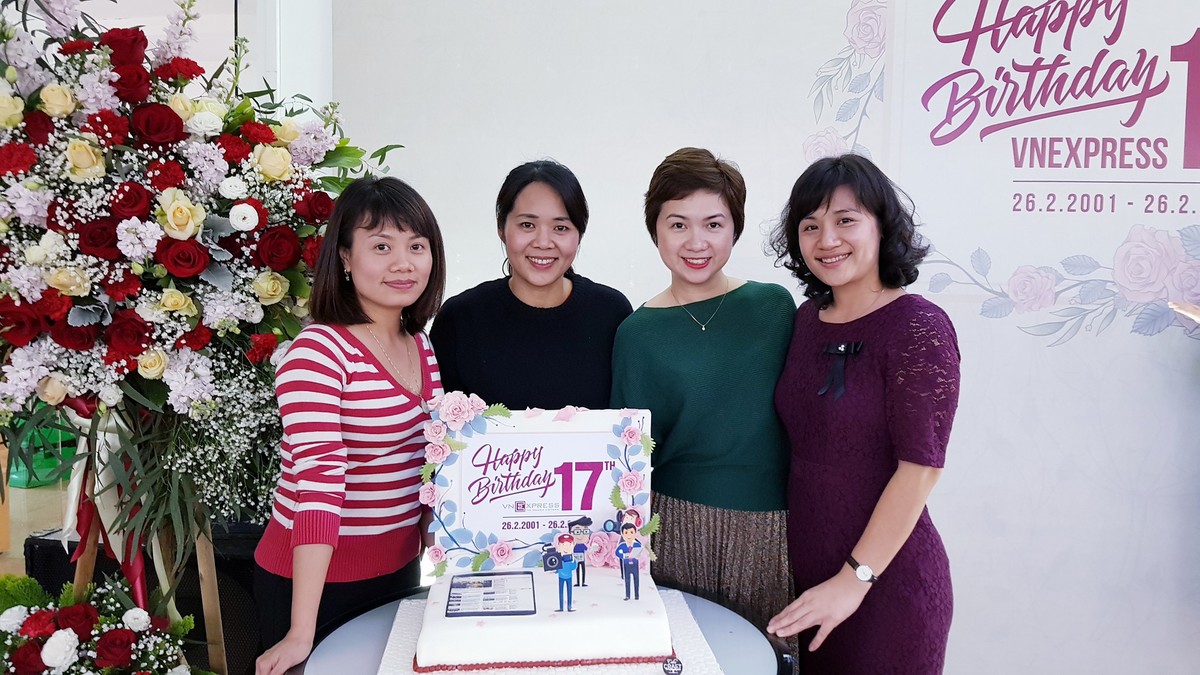 <p> Chị Đàm Huyền và đồng nghiệp check-in bên chiếc bánh sinh nhật mừng VnExpress 17 tuổi của Tập đoàn FPT.</p>