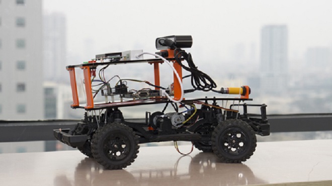 <p class="Normal" style="text-align:justify;"> Cuộc đua số do Tập đoàn FPT tổ chức năm nay có chủ đề "Lập trình Xe tự hành". Sau vòng thi Tìm kiếm giữa tháng 1/2018, 18 đội đến từ 10 trường đại học tiếp tục bước vào vòng bán kết. Mỗi đội vào bán kết được FPT cung cấp một mô hình xe tự hành cũng như các thuật toán cơ bản, chương trình mã nguồn mở để lập trình cho xe có thể chạy với điều kiện mô phỏng ánh sáng ngoài trời, nhận diện biển báo giao thông, rẽ trái/phải theo quy định…</p> <p class="Normal" style="text-align:justify;"> Mẫu xe tự hành của FPT có khả năng vận hành hai cầu, bốn bánh kéo cùng lúc. Xe có tốc độ chạy tối đa 25 km/h, có thể leo trèo bãi đất, bãi cát, leo dốc 45 độ, lội nước sâu tầm 10 cm, lội tuyết, sình lầy…</p>