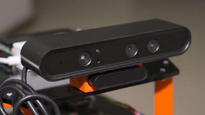 <p class="Normal" style="text-align:justify;"> Camera là bộ phận không thể thiếu trên xe tự hành để nhận biết vật thể, nhìn đường… Camera trên xe tự hành của Cuộc đua số 2017-2018 là dòng Astra của Orbbec - hãng chuyên về camera 3D dùng cho các bài toán về xử lý ảnh. Orbbec được sử dụng khá nhiều ở các mô hình robot thông minh gần đây. Hình ảnh từ camera sẽ được truyền về trung tâm để xử lý các thuật toán.</p>