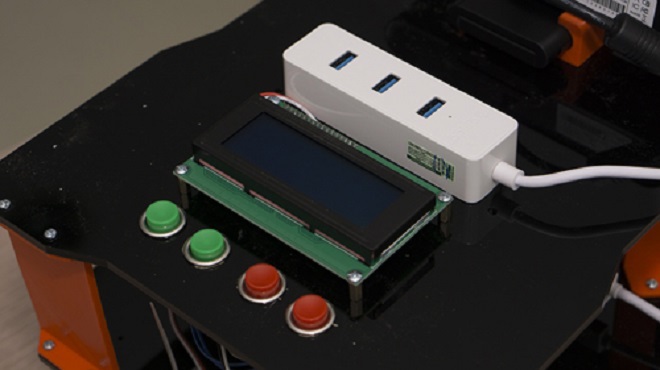 <p class="Normal" style="text-align:justify;"> Thay vì phải mang theo một màn hình riêng, cồng kềnh như mùa trước, mẫu xe năm nay được gắn màn hình LCD hiển thị thông tin để các đội quan sát thuật toán theo thời gian thực. Để phù hợp với điều kiện thi đấu, xe trang bị thêm hệ thống nút điều khiển, giúp các đội lựa chọn chiến thuật khác nhau như tăng giảm tốc độ hoặc thay đổi chiến lược từ xa.</p>