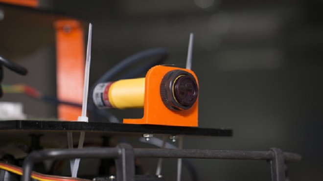 <p class="Normal" style="text-align:justify;"> Ngoài ra, xe gắn cảm biến khoảng cách để rút ngắn thời gian xử lý. Bên cạnh đó, xe còn gắn các bo mạch để làm nhiệm vụ điều khiển động cơ và đọc các dữ liệu đầu vào từ cảm biến.</p>