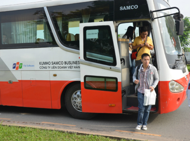 Xe bus là phương tiện đi làm chủ yếu dành cho CBNV FPT Software đang làm việc tại Khu công nghệ cao Hòa Lạc.