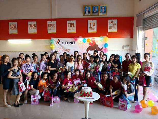 <p> Chi nhánh của FPT Telecom tại Campuchia - OpenNet cũng tổ chức một buổi lễ nhỏ. Những món quà và chiếc bánh gato là tấm lòng của anh em nhà Viễn thông gửi tới các chị em. </p>