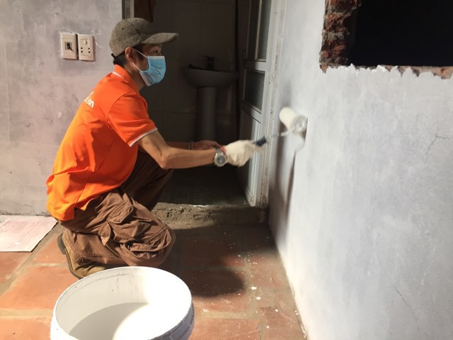 <p> Các CBNV của FPT Education đã tiến hành đánh ráp tường và sơn lót cho ngôi nhà của các hộ gia đình. Dù khá mệt nhưng ai cũng cảm thấy rất hào hứng và vui vẻ khi được làm việc làm ý nghĩa như vậy.</p>
