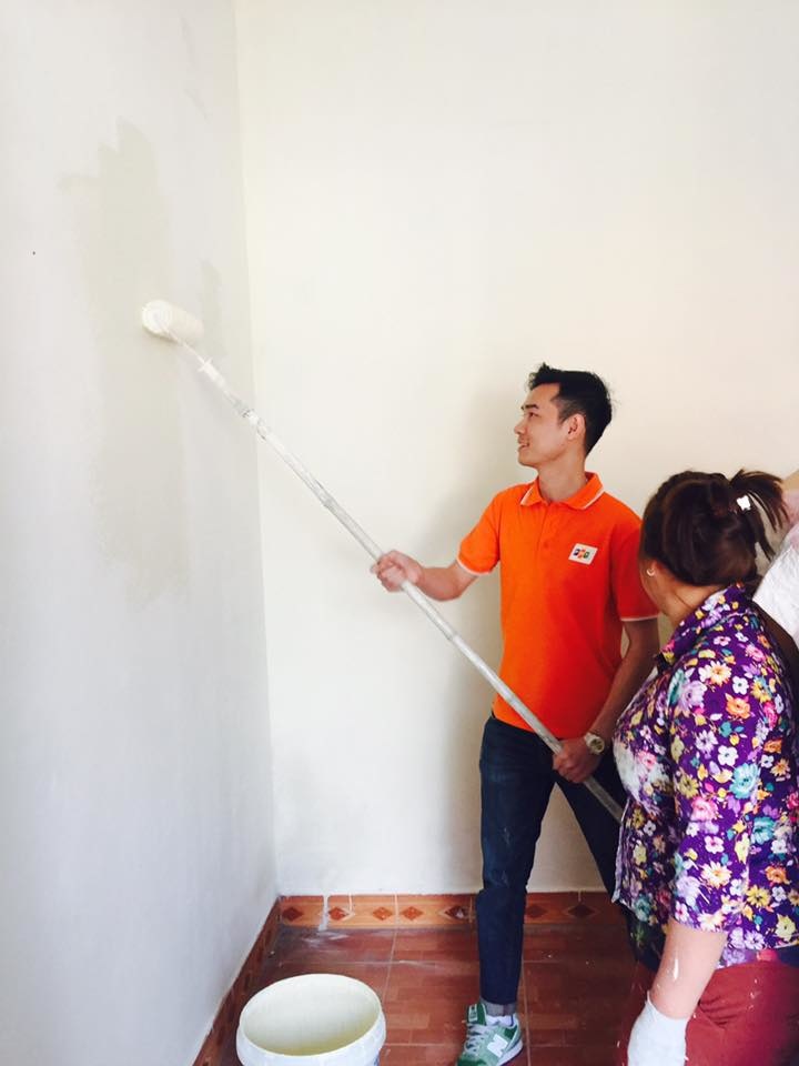 <p> Sau khi hỏi thăm, trò chuyện cùng chủ nhà, các tình nguyện viên và các cán bộ huyện Đoàn Đông Anh đã cùng nhau sơn sửa lại nhà. Ai cũng thấy rất vui và hào hứng.</p>
