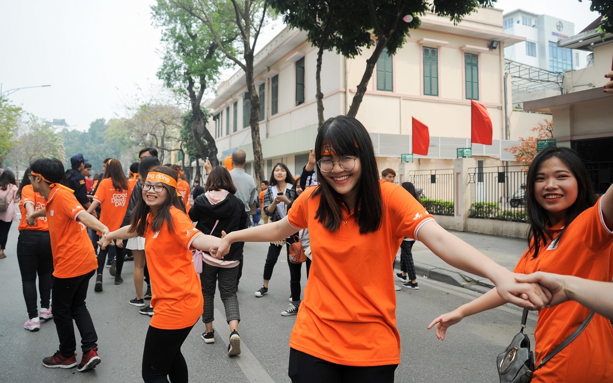 <p> Những bạn trẻ nắm tay "nối vòng tay lớn" để những việc tử tế được lan tỏa tới khắp mọi người dân Việt Nam.</p>