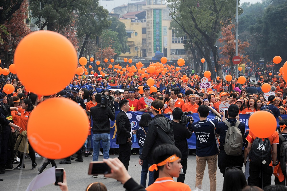 <p> Với 5.000 người và hàng chục nghìn quả bóng bay, đoàn diễu hành đã biến phố đi bộ của Hà Nội trở thành một biển màu cam rực rỡ.</p>
