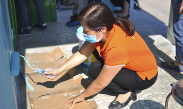 Nữ Giám đốc Synnex FPT đội nắng sơn nhà cho gia đình chính sách