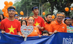 Sắc cam FPT nhuộm kín phố đi bộ ngày vì cộng đồng