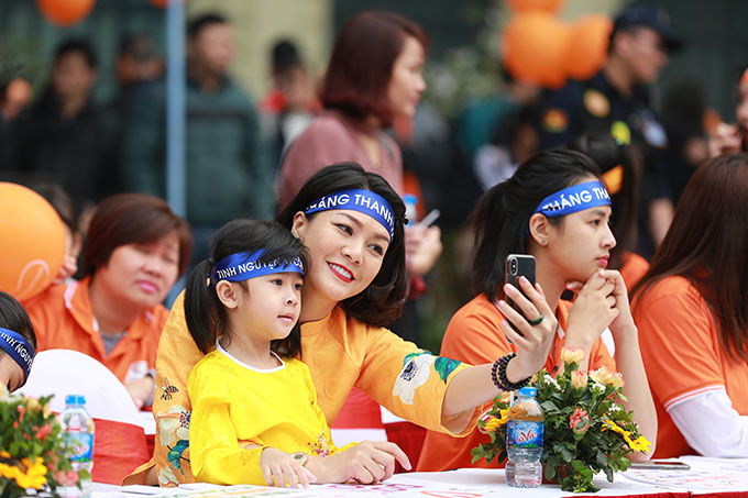 <p> Mẹ con diễn viên Hoàng Xuân diện áo dài tone màu vàng - cam nổi bật, có mặt từ sớm để tham gia đi bộ vì cộng đồng.</p>