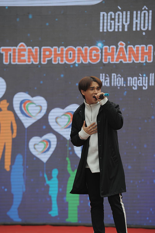<p> Ca sĩ Nguyễn Trần Trung Quân mang đến cho chương trình hai ca khúc đang hot trên mạng xã hội là "Ánh nắng của anh" và "Trong trí nhớ của anh".</p>