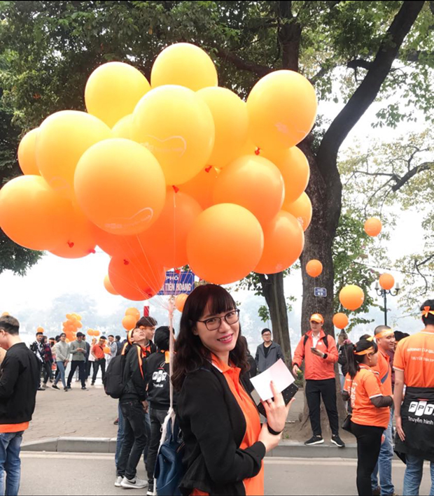 <p> Chị Tô Nam Phương, Giám đốc Truyền hình FPT, với chùm bóng bay rực sắc cam. Chị có "than thở" đôi chút khi chỉ có được một chùm bóng trong tổng số 20.000 quả bóng được chuẩn bị.</p>