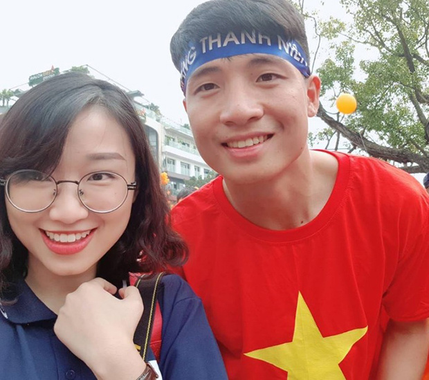 <p> Nguyễn Kim Chi, FPT Online, vui sướng khi sở hữu một tấm ảnh với anh chàng trung vệ của U23 Việt Nam - Bùi Tiến Dũng. </p>