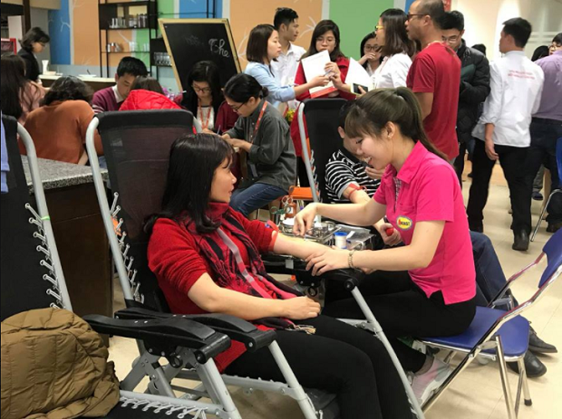 CBNV FPT IS và FPT Software tại tòa nhà Keangnam cũng rất hăng hái tham gia hoạt động ý nghĩa này. Tại đây, BTC thu nhận được 150 đơn vị máu.