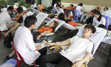 Người FPT Đà Nẵng xếp hàng chờ hiến máu