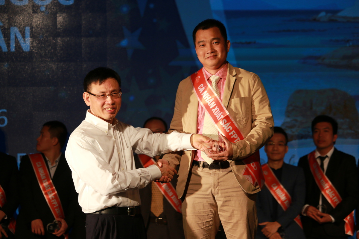 <div style="text-align:justify;"> Anh Nguyễn Ngọc Minh Huân tiếp tục nhận giải Top 100 FPT 2017. Năm ngoái, anh được tôn vinh cá nhân xuất sắc tại Hàn Quốc. Gia nhập Synnex FPT từ năm 2009, anh Huân đã dẫn dắt FPS HCM (Trung tâm Phân phối và Hỗ trợ dự án) tăng trưởng vượt bậc 25%.</div>