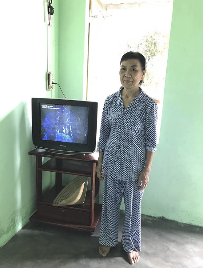 <p class="Normal" style="text-align:justify;"> Anh Võ Văn Lợi, phòng Kinh doanh, và Trần Ngọc Hải, phòng Kế toán, còn dành tặng một chiếc TV và kệ TV.</p>