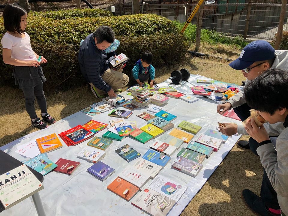 <p> Xuất hiện nhiều nhất tại hội chợ là các gian hàng sách cũ, đa phần là sách học tiếng Nhật. Các CBNV trao đổi sách cho nhau để rèn luyện thêm ngôn ngữ, phục vụ cho công việc và cuộc sống tại đất nước mặt trời mọc. Bên cạnh đó là những quyển truyện bằng cả tiếng Việt và tiếng Nhật dành cho các bé là con của CBNV FPT Japan.</p>