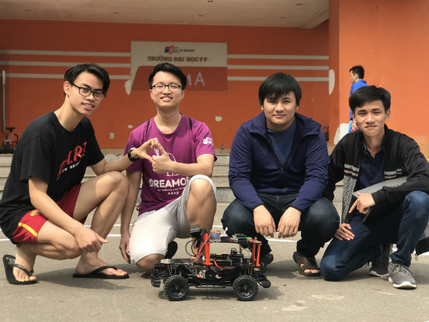 Winwin Spiral là đội giành giải Nhất vòng trường với 4 thành viên khóa 12 cùng chung đam mê công nghệ. Theo thứ tự trong ảnh từ trái quá lần lượt là Nguyễn Thế Nam (Trưởng nhóm), Lê Huy Nam Anh, Trịnh Công Minh, Nguyễn Vũ Minh.