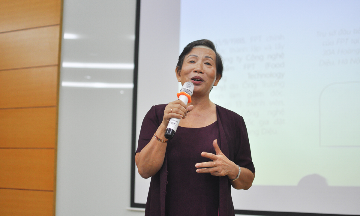 <p class="Normal"> “Hôm nay tôi đến để kể chuyện”, chị Trương Thanh Thanh, GĐ Trách nhiệm xã hội FPT, mở đầu buổi Open Talk. Chị đã kể về những kỷ niệm đáng nhớ tại nhà F từ thời kỳ đầu, khơi nguồn cảm hứng đến các tân binh nhà F.</p>