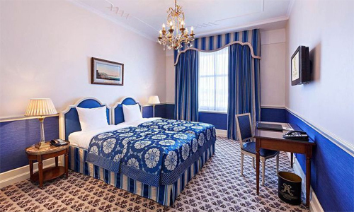 Trong khách sạn, giường thường đi kèm với hai chiếc bàn đầu giường. Ảnh: Destina.