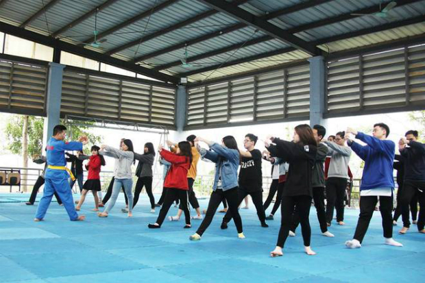 Sinh các trường THPT tập Vovinam - môn võ truyền thống của ĐH FPT trong chương trình Open Day đầu năm 2018.